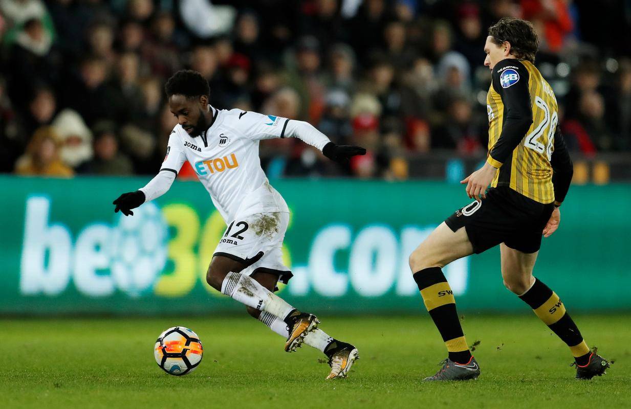 爱游戏app-一场足球赛事令球迷燃情高涨，双方势均力敌，擦出火花的简单介绍