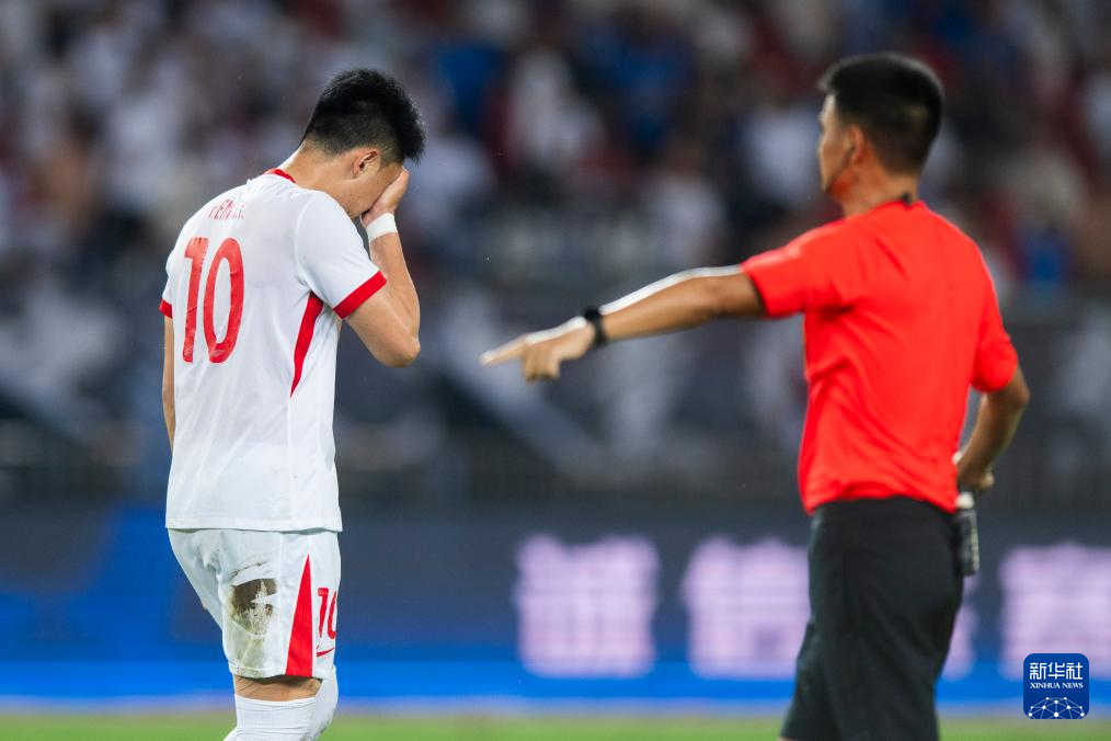 凭借一波武汉三镇,中超成功逆转,现场观众齐声高喊 凭借一波武汉三镇,中超成功逆转,现场观众齐声高喊