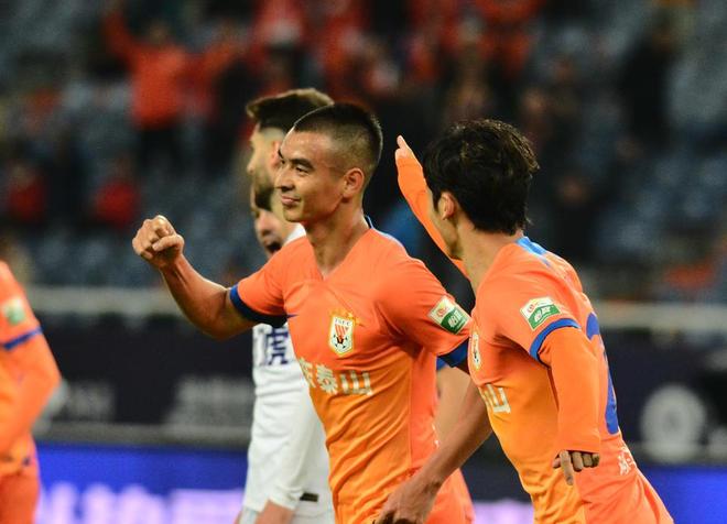 上海海港对阵山东鲁能队,争分夺秒决胜负 上海海港对阵山东鲁能队,争分夺秒决胜负