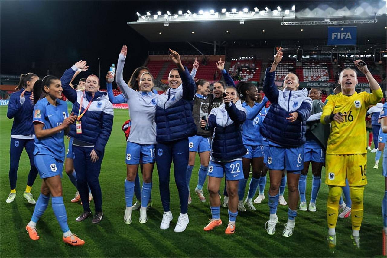 荷兰女足队员在比赛中助攻得分,帮助球队 荷兰女足队员在比赛中助攻得分,帮助球队