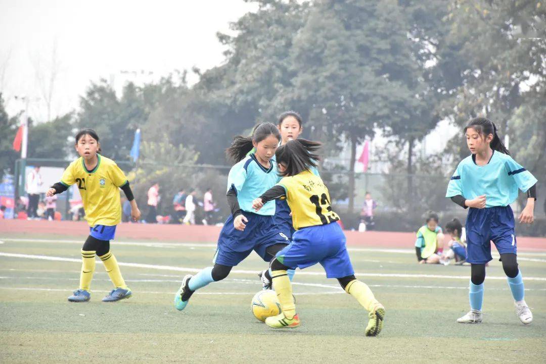 爱游戏网页版-足球比赛呈现白热化，球风快节奏