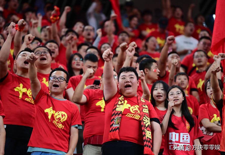 爱游戏-线上直播中，球迷们为自己支持的球队加油助威
