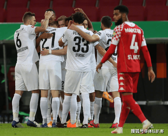 联赛战绩背道而驰,球队面临压力 联赛战绩背道而驰,球队面临压力