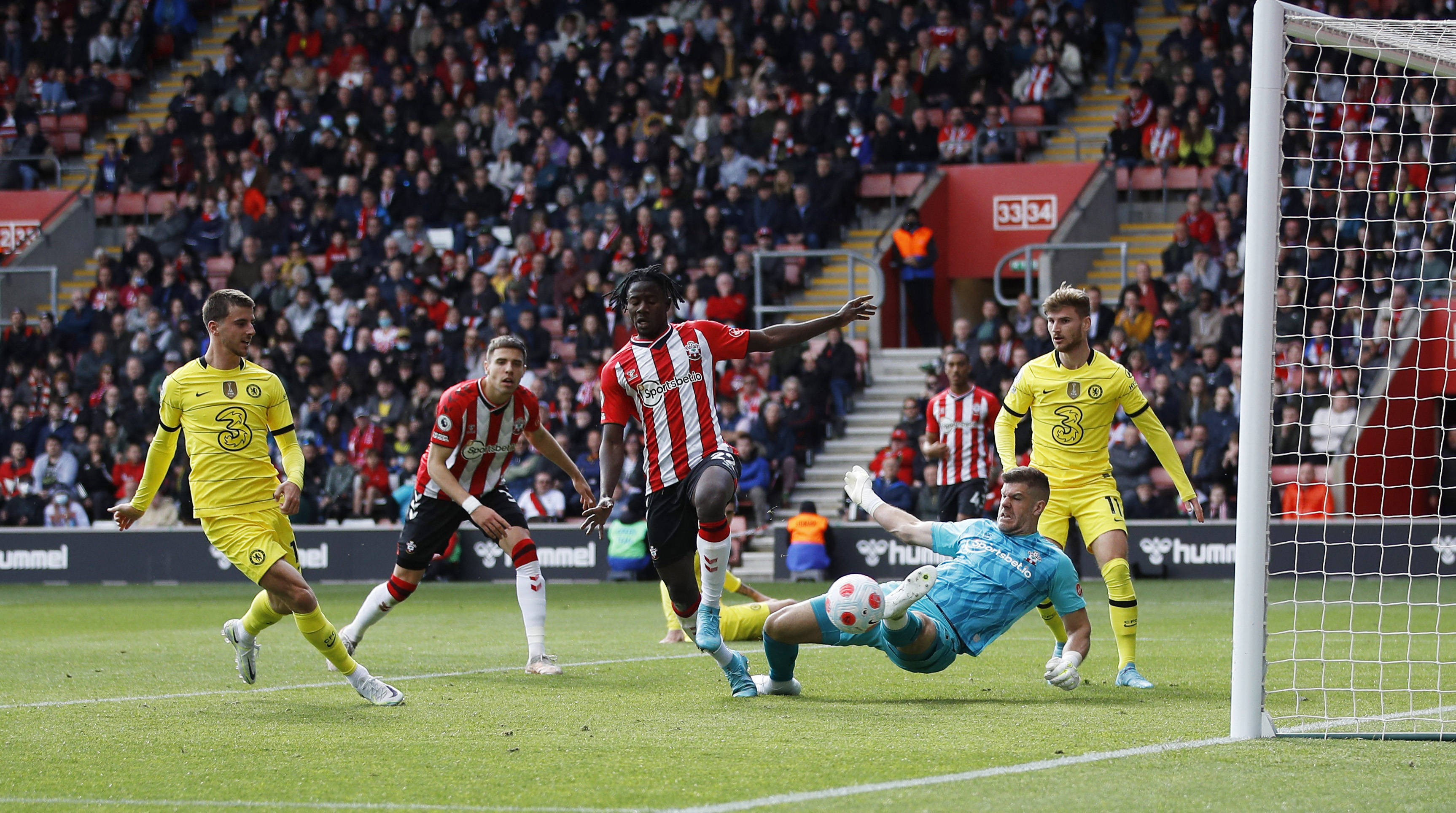 精彩足球比赛场面热血澎湃，球员斗志昂扬的简单介绍