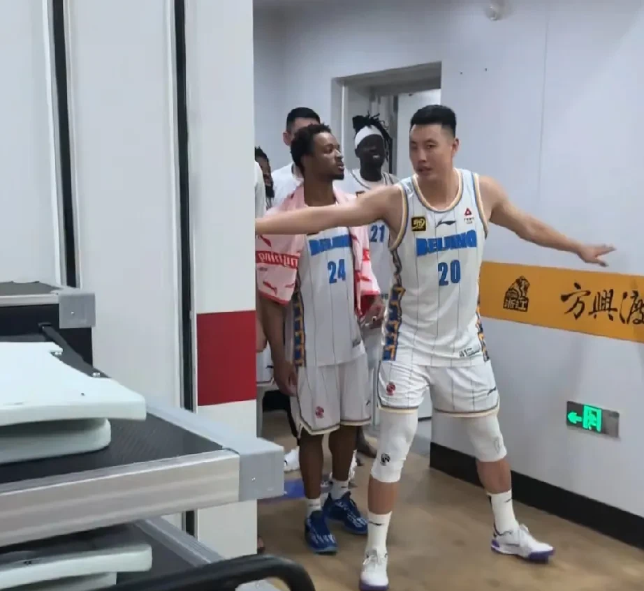 爱游戏app下载-关于队员表现优异！总决赛氛围热闹，球迷支持满满！的信息