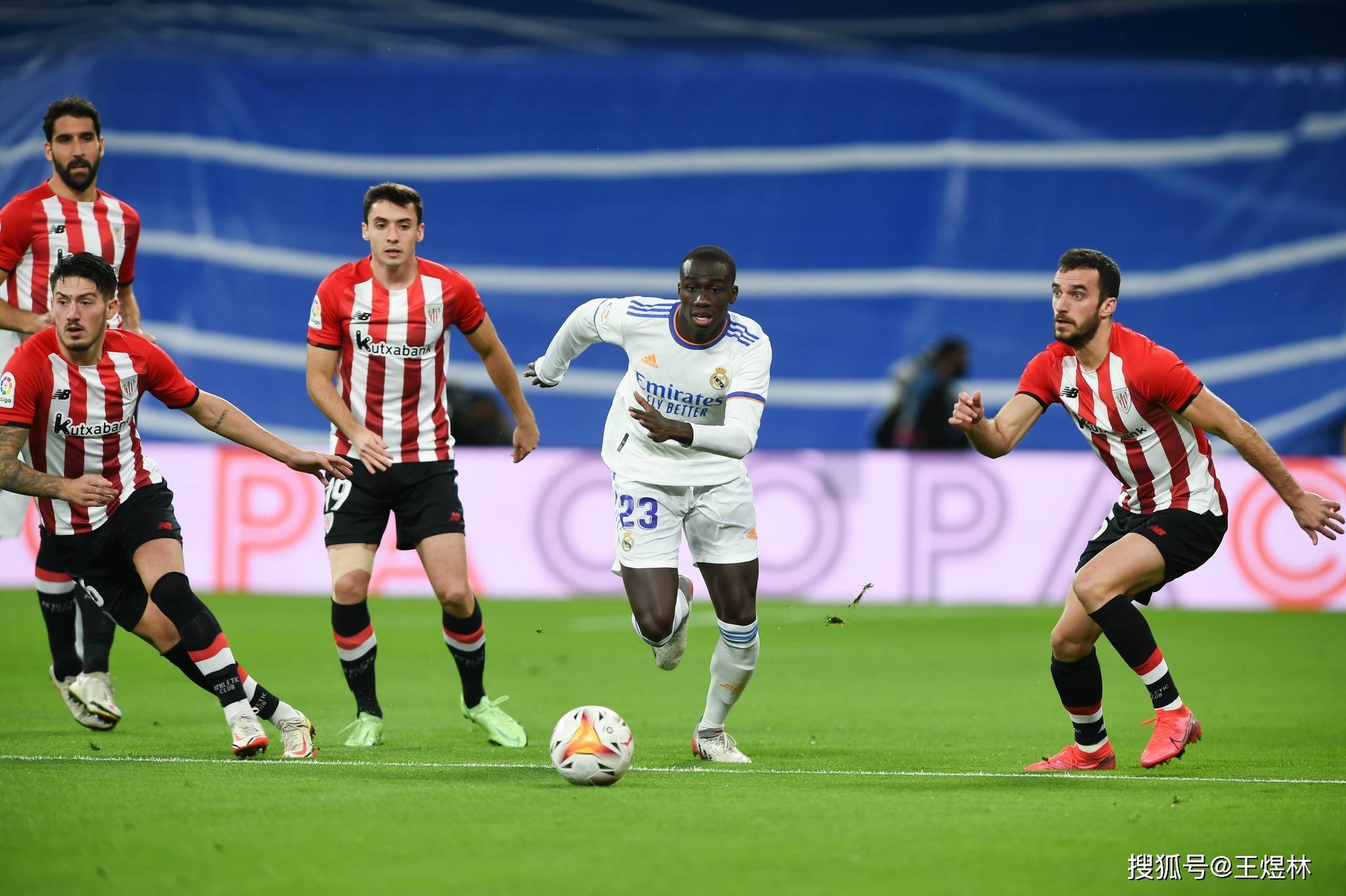 爱游戏体育官网-瓦伦西亚惨败巴伦西亚，遭遇四连败