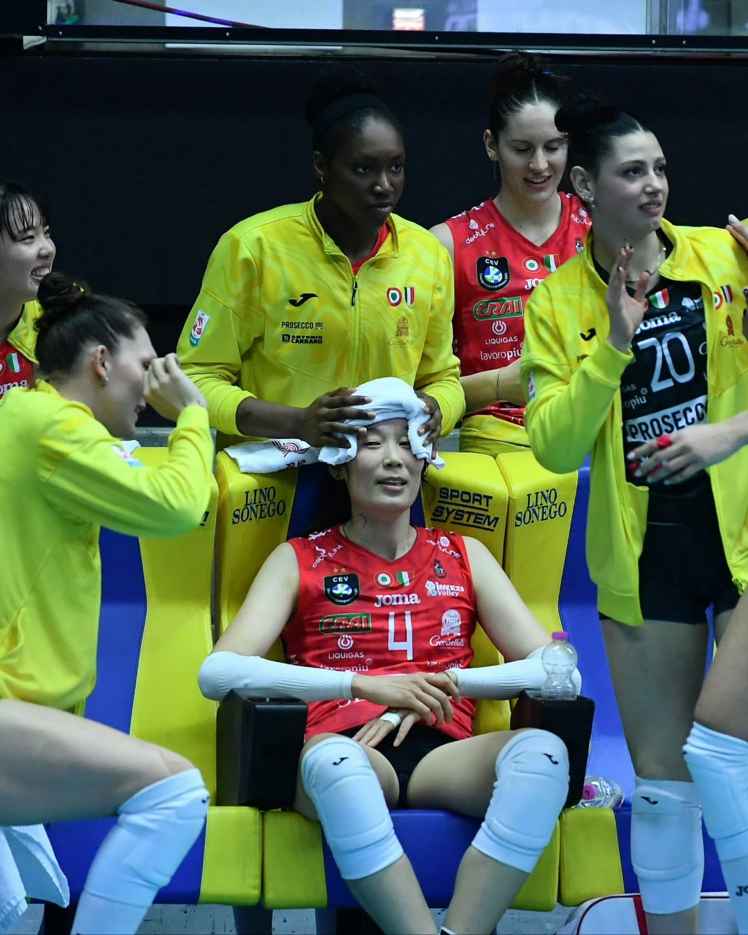 俄罗斯队在女排比赛中击败对手