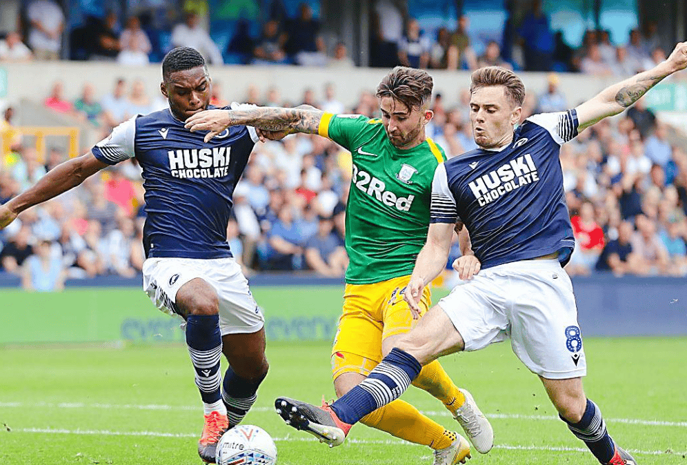 沃特福德后防表现稳定,多次阻挡对手进攻的简单介绍 沃特福德后防表现稳定,多次阻挡对手进攻的简单介绍