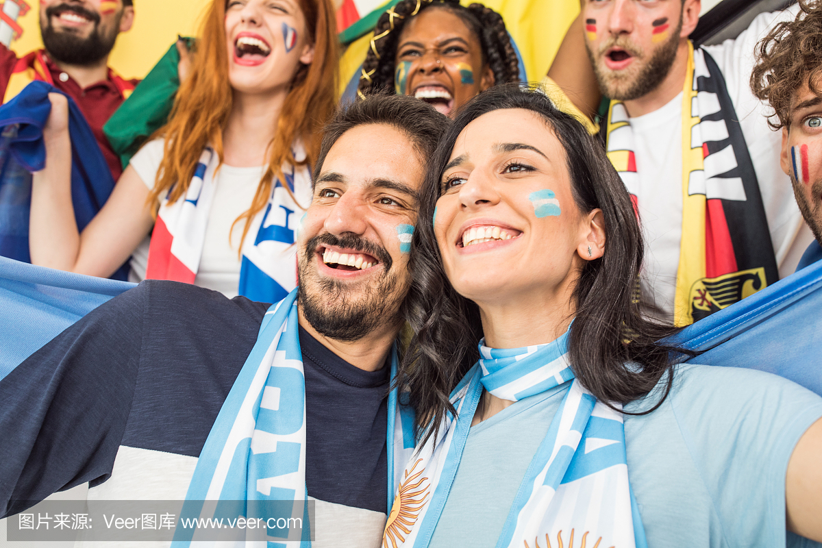 世界各地球迷热切关注国际比赛的简单介绍