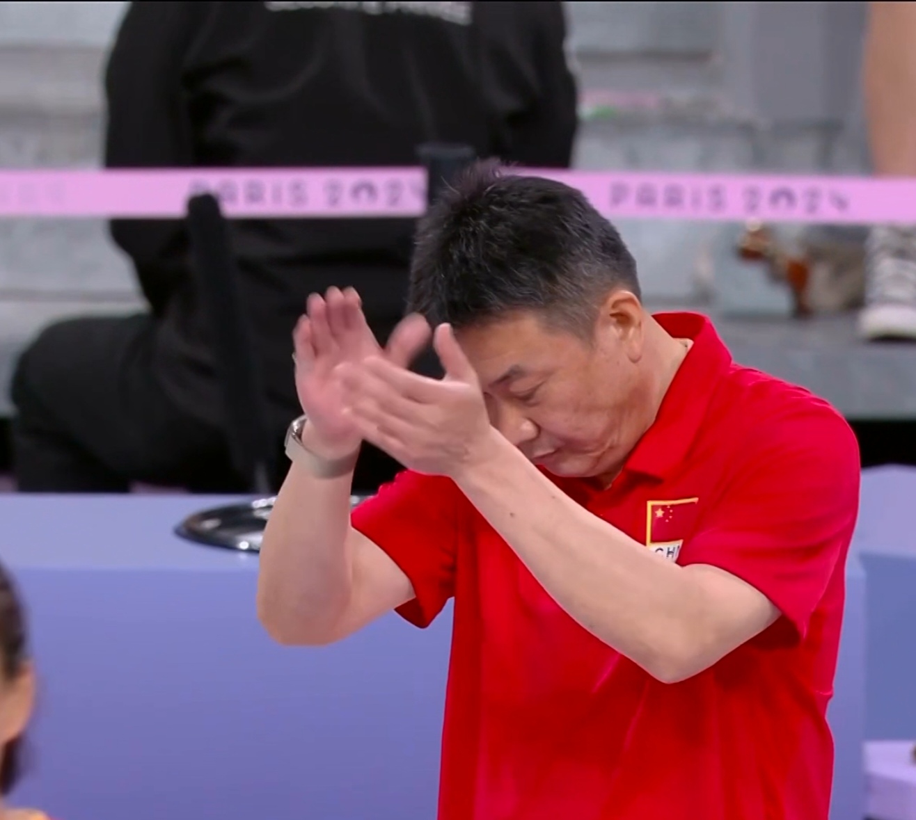 爱游戏-教练临场指挥绝佳，球队险胜晋级