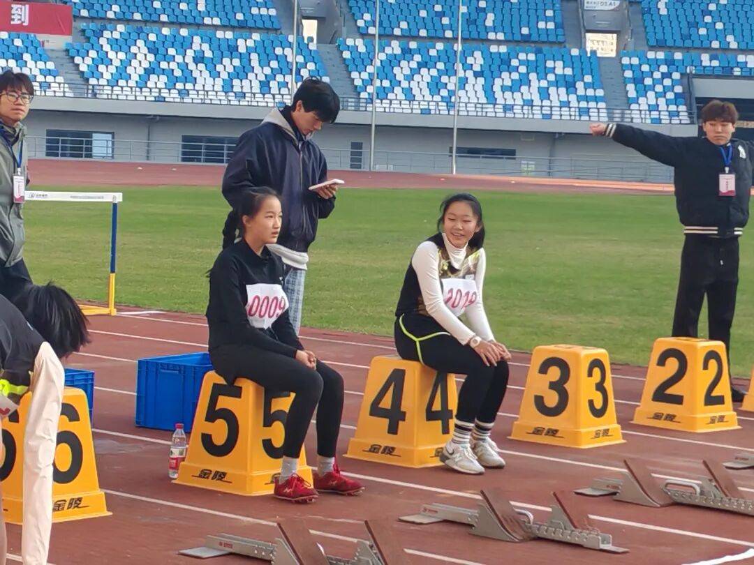 爱游戏体育下载-田径比赛选手喜获佳绩，精彩绝伦