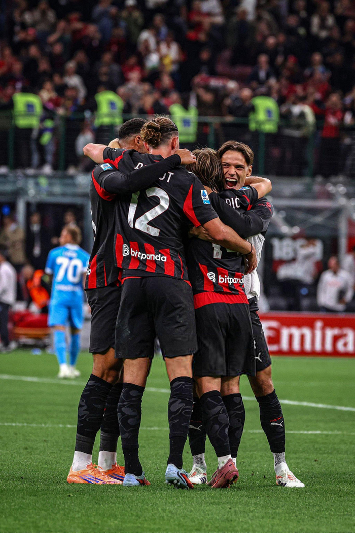 包含AC米兰客场大胜罗马，取得连胜的词条