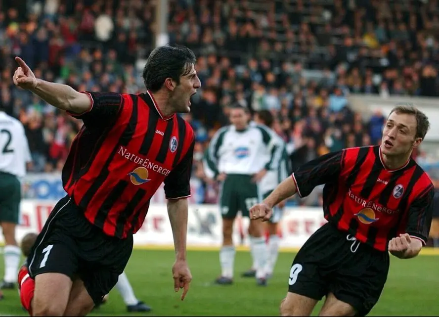 弗赖堡逆转击败对手，力争赛季最佳战绩的简单介绍