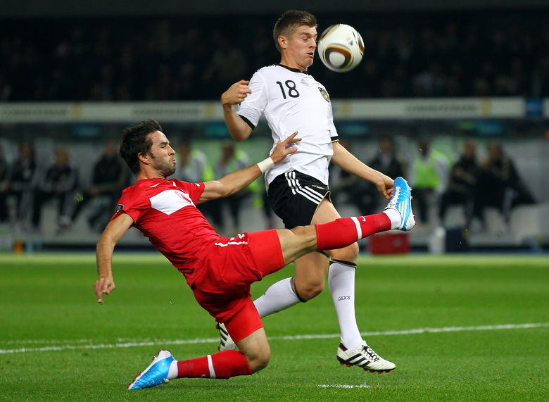 欧洲杯预选赛场上紧张气氛，球迷热情支持的简单介绍